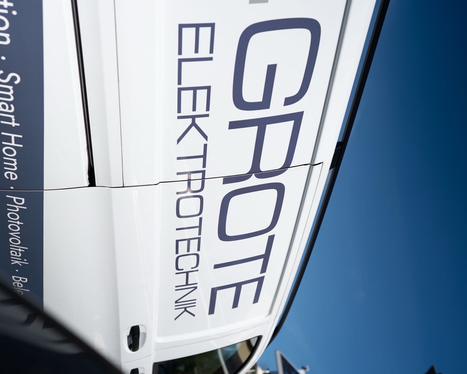 Firmenfahrzeug von Grote Elektrotechnik mit Leistungsübersicht