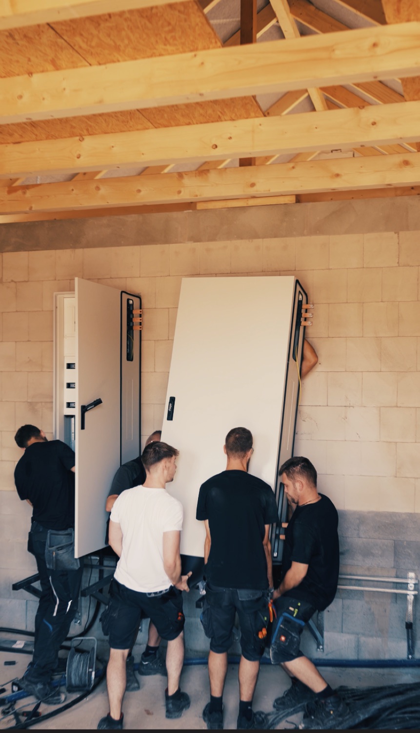 Eingespieltes Grote-Team bei der Installation eines Batteriespeichers