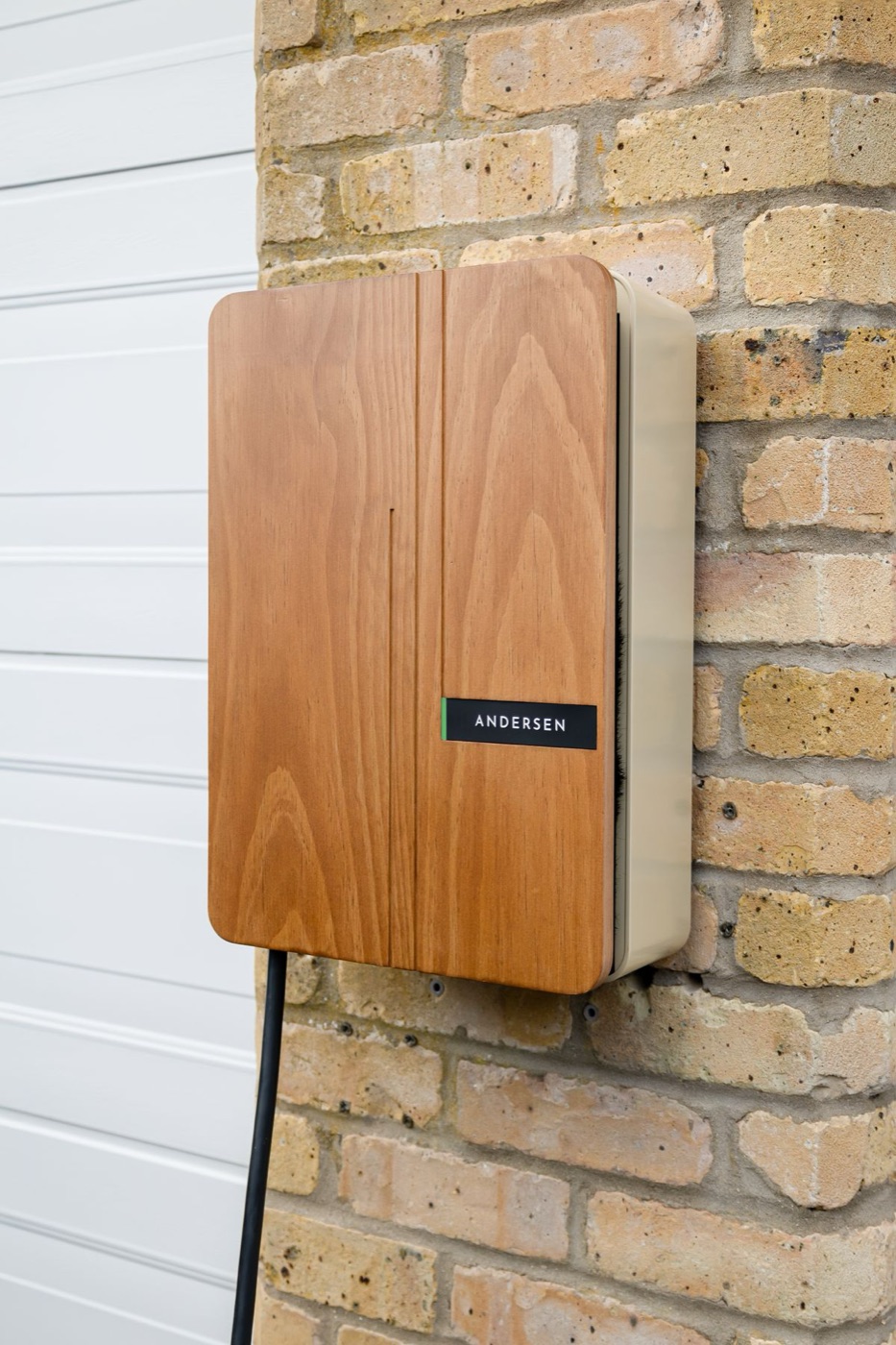 Wallbox zum Laden eines Elektroautos an einer Hauswand