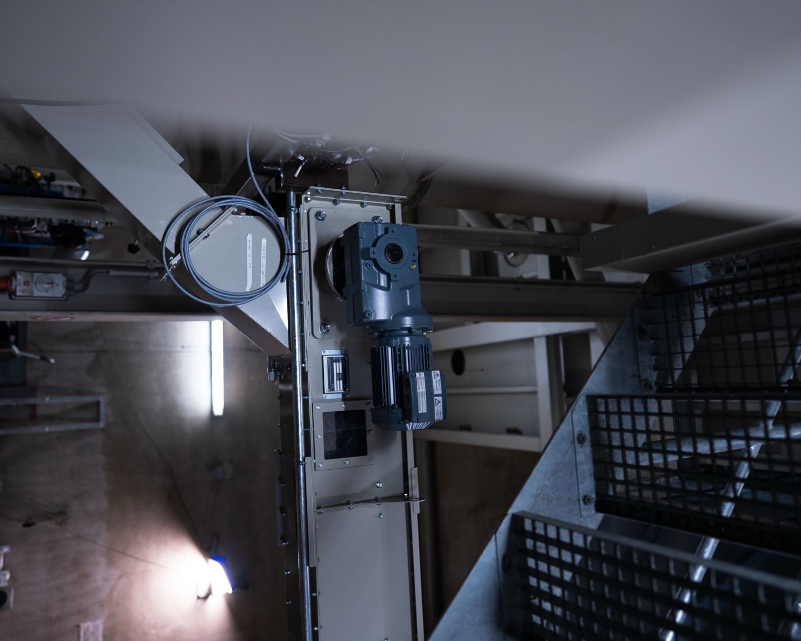 Getriebemotor an einer Förderanlage in einer Industriehalle