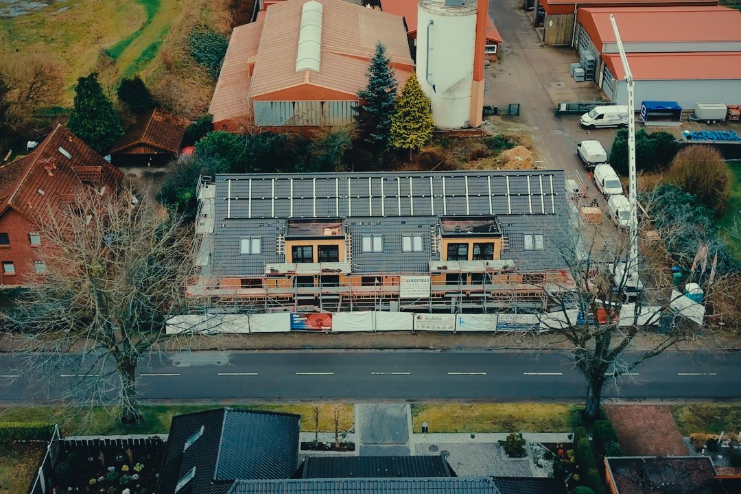 Luftaufnahme des Wohngebäudes mit Photovoltaik-Anlage im Bau, Heeslingen