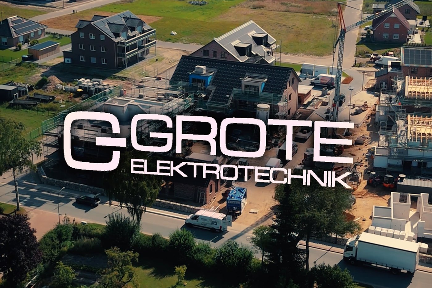 Luftaufnahme des Wohnparks Heeslingen im Bau, mit Grote-Logo