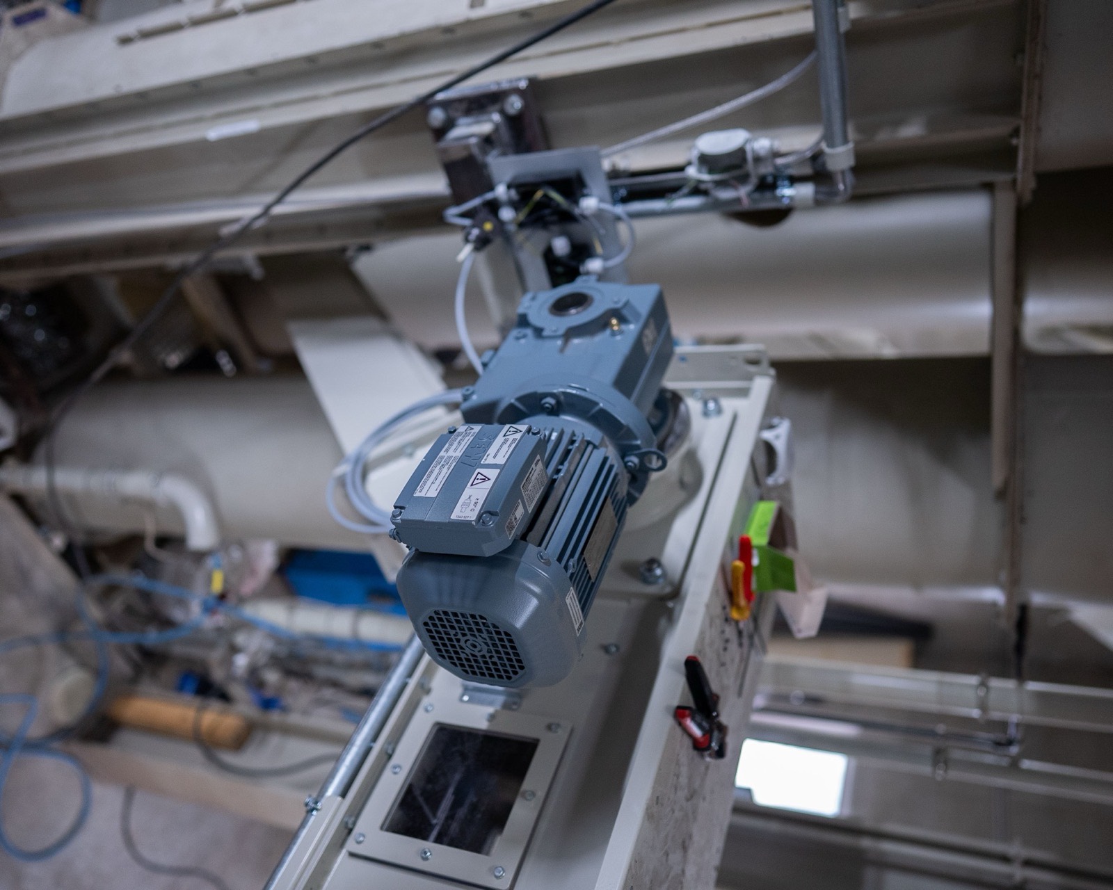 Getriebemotor an einer Förderanlage in einer Industrieanlage