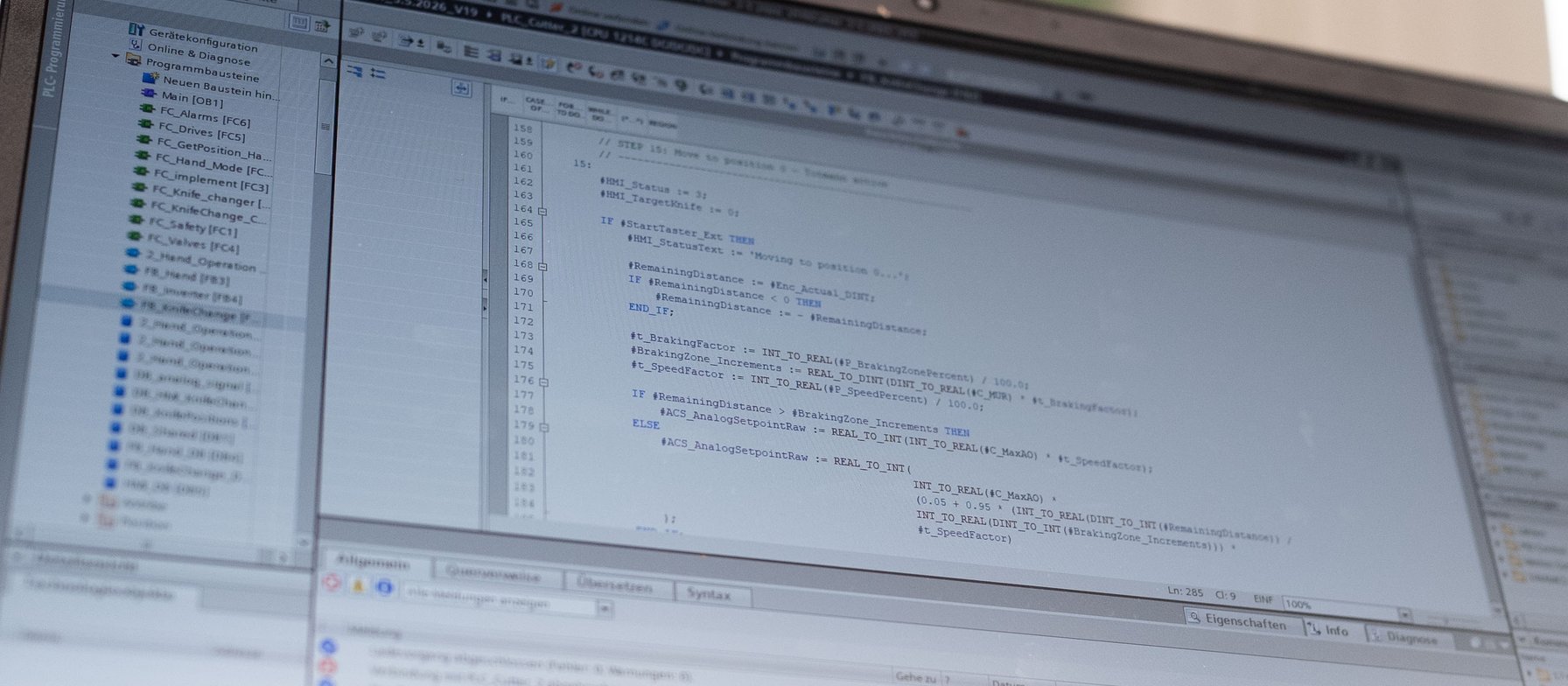 Laptop mit SPS-Programmierumgebung: Codeansicht und Variablenliste