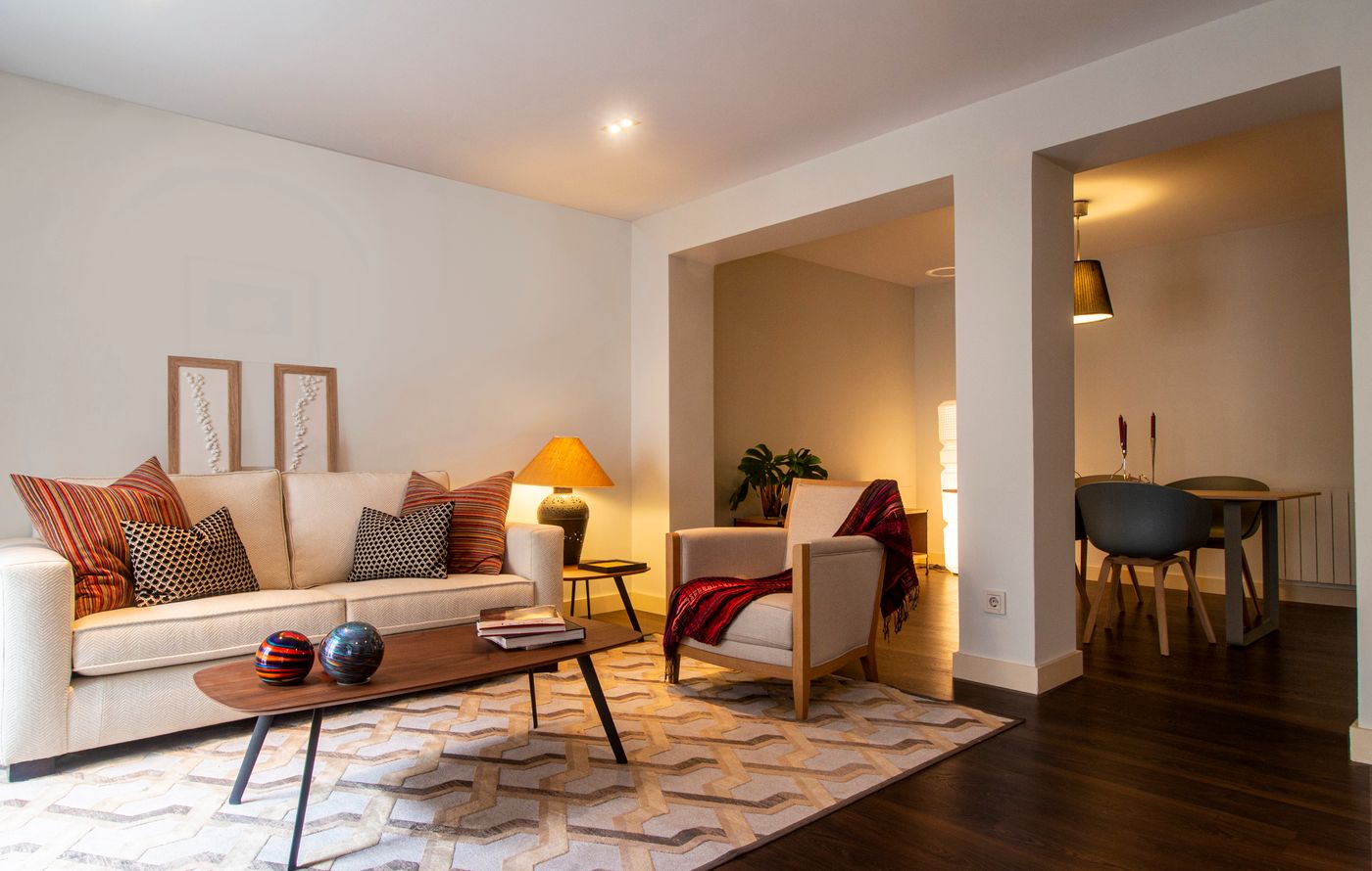 Modernes Wohnzimmer mit warmer Beleuchtung – Smart-Home-Szene