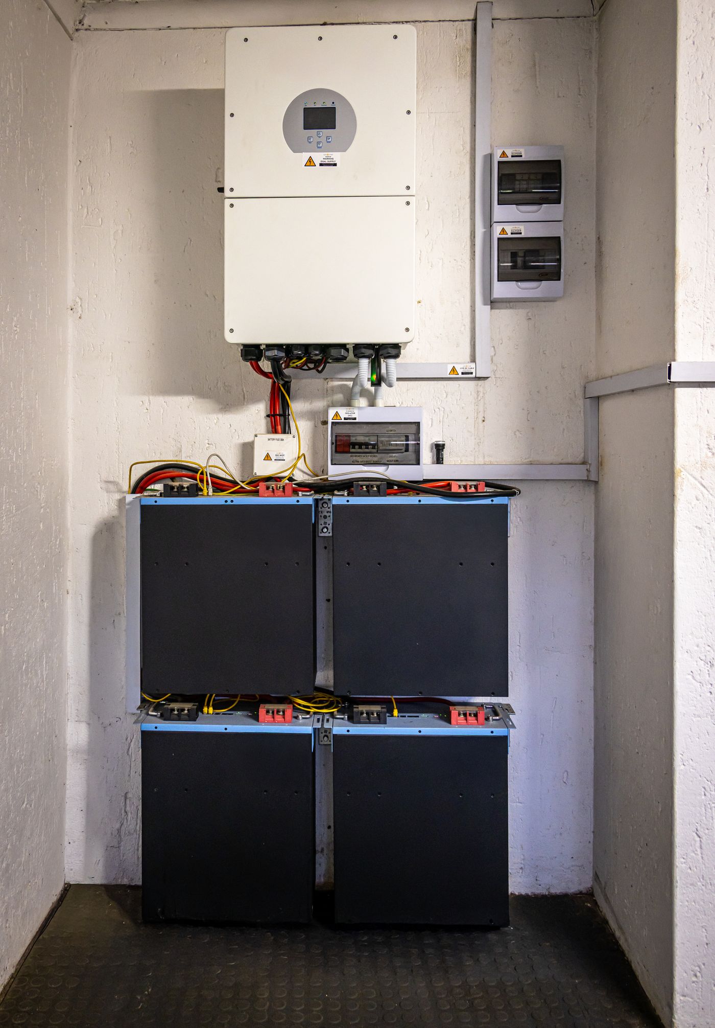 Installierte Batteriespeicher-Schränke mit Wechselrichter im Technikraum