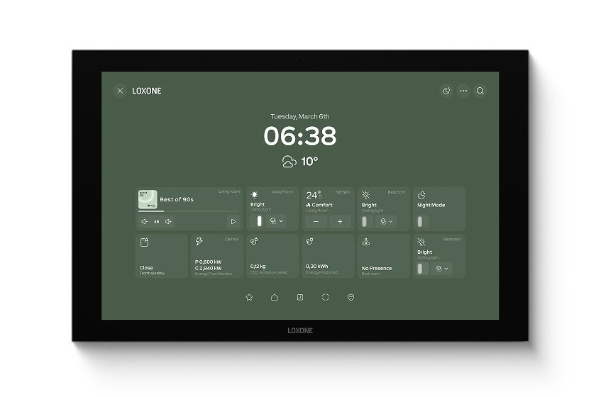 Loxone Wall-Display mit Übersicht von Licht, Temperatur, Beschattung und Energiefluss